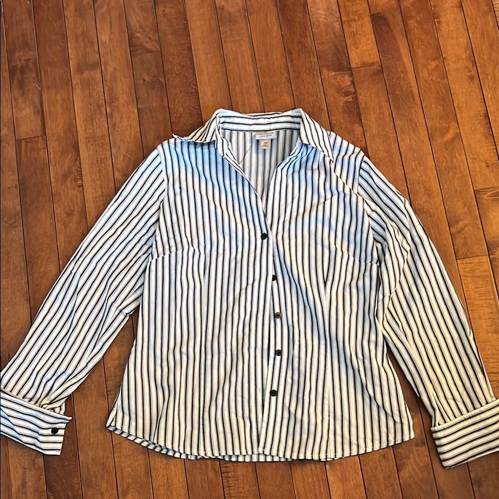 Worthington Black and White Button Down Shirt
